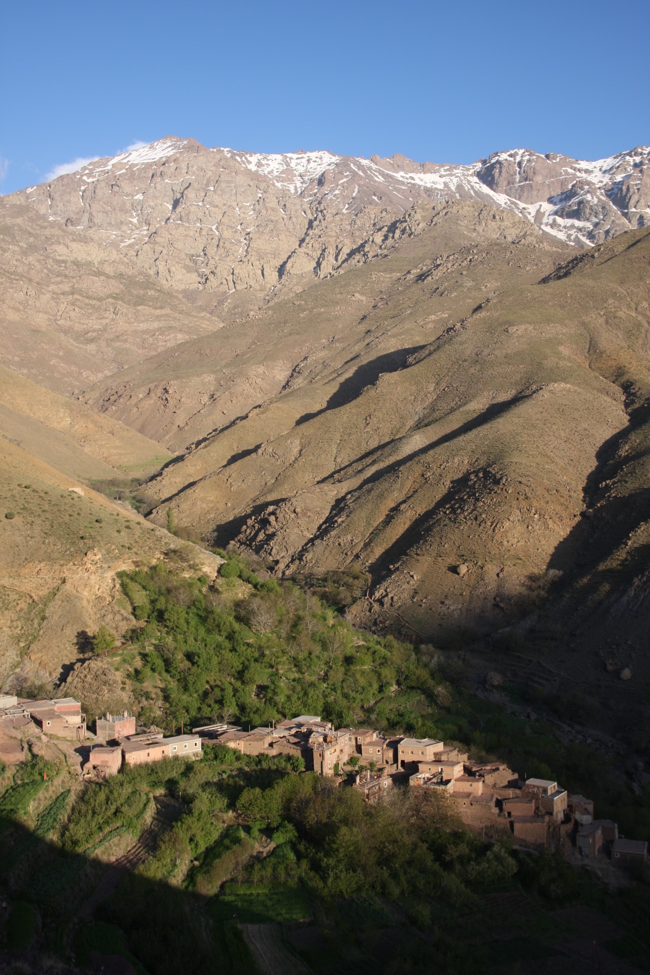 Le massif enneigé du Toubkal dominant un village de la vallée