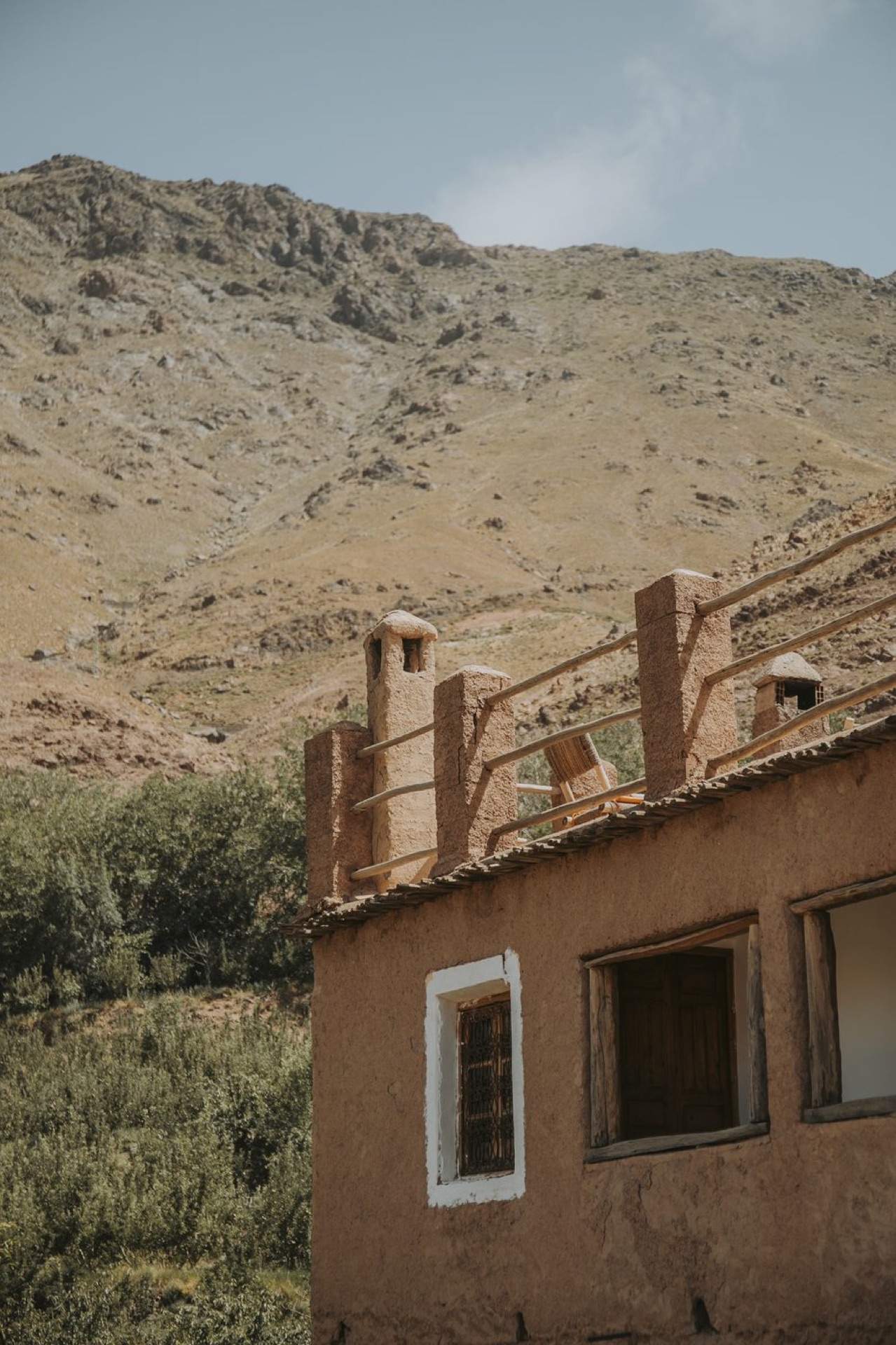 The earthen Douar Samra tower facing the Toubkal massif