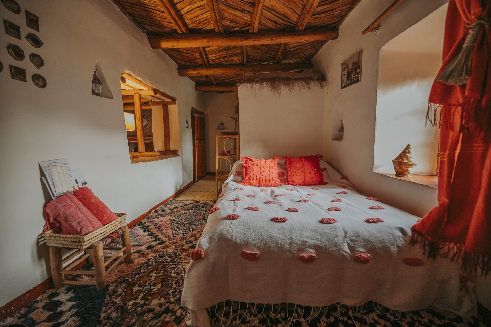 Chambre Kran de la maison principale, tapis et textiles colorés