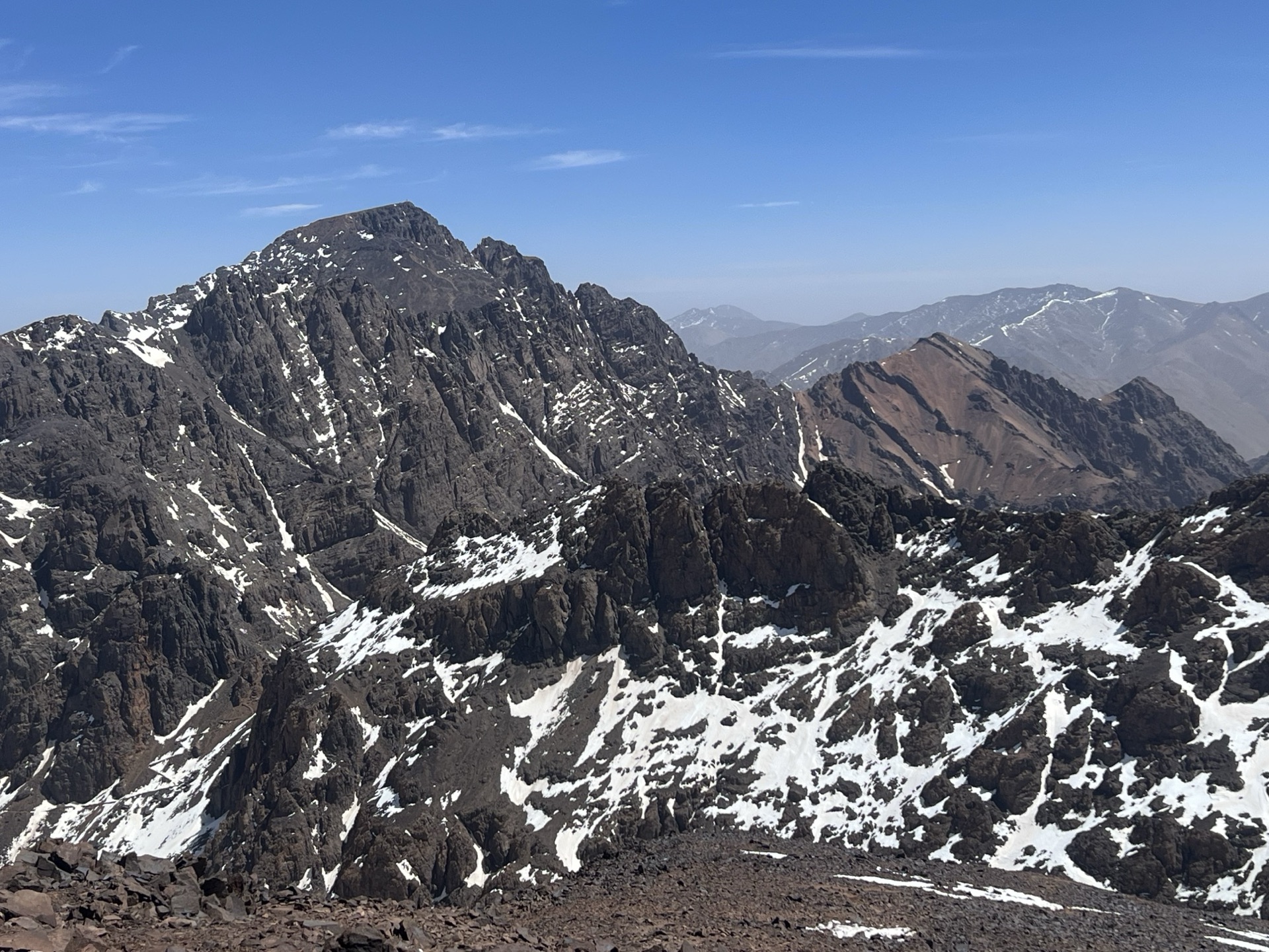 Le massif enneigé du Toubkal sous un ciel clair